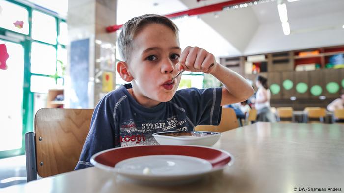 In der Einrichtung Schnitte Ost werden etwa 50 Kinder zwischen sechs und 15 Jahren nach der Schule betreut. Wir wollen die Kinder weg von der Straße und auf einen geraden Weg bringen, sagt Bettina Schaper, die Leiterin. Vielen mangele es bereits an einem warmen Essen. Unsere Devise hier lautet: Es geht kein Kind hungrig nach Hause.