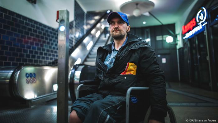 Jörg ist gelernter Baumaschinist und lebt seit sechs Jahren auf der Straße. Bei einem Unfall verlor er sein Bein. Er beklagt sich über die wachsende Zahl Obdachloser in Berlin. Die Konkurrenz untereinander sei dadurch gestiegen. Sein größter Traum sei es, eines Tages wieder Schlagzeug zu spielen, so der 38-Jährige. Das hat mir immer richtig Spaß gemacht.