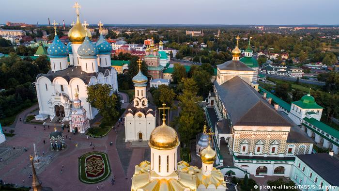 Един от любимите туристически маршрути е Златният пръстен североизточно от Москва. Той преминава през осем старинни града, съхранили уникални паметници на руската архитектура, в това число и множество църкви и манастири. Прекрасен пример е манастирът Света Троица в град Сергиев Посад.