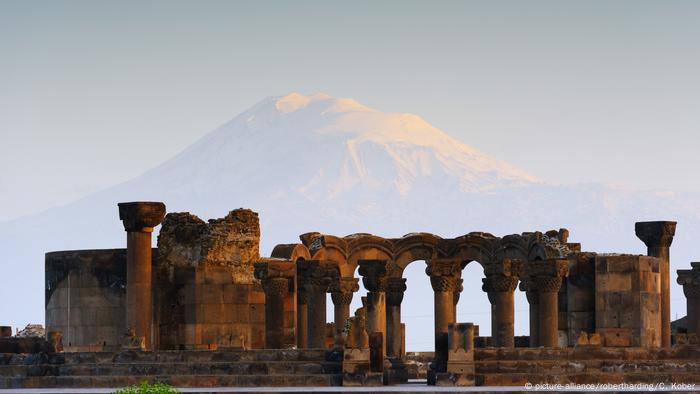 BG Armenien Ruine mit Berg Ararat