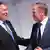 Preşedintele României, Klaus Iohannis, în stânga, precum şi preşedintele Consiliului European, Donald Tusk, la dreapta