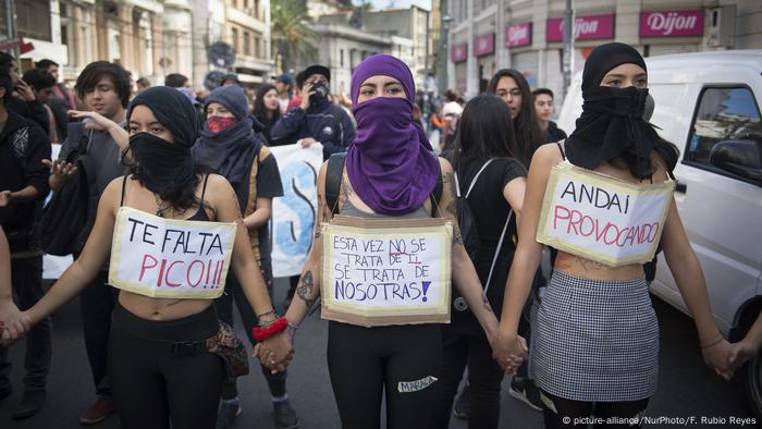 Mujeres protestan en Chile contra la violencia machista.