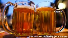 07.05.2018, Bayern, Nürnberg: Zwei Krüge mit Bier stehen am Abend auf dem Tisch eines Gasthauses. Foto: Daniel Karmann/dpa | Verwendung weltweit