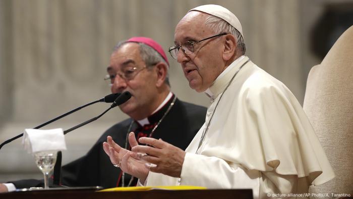 Vatikan Papst Franziskus & Bischöfe aus Chile (picture-alliance/AP Photo/A. Tarantino)
