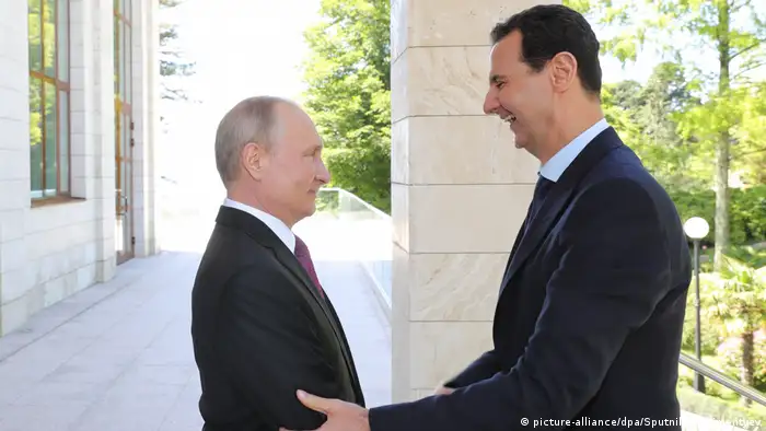 Russland Wladimir Putin embrace during a meeting Baschar al-Assad in Sotschi