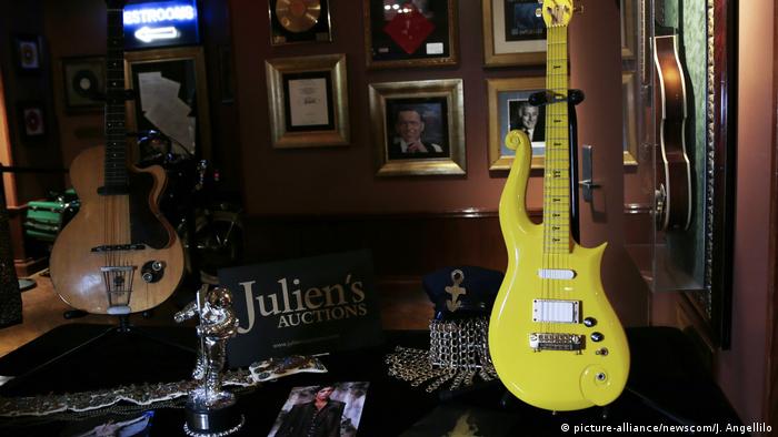 Diversos instrumentos y objetos de Prince fueron puestos a subasta en 2018 (archivo)