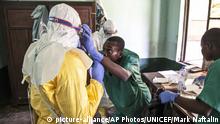 12.05.2018 *** HANDOUT - 12.05.2018, Kongo, Bikoro: Mitarbeiter des Gesundheitswesens ziehen in einem Behandlungszentrum Schutzausrüstungen gegen Viren an, bevor sie Patienten in der Isolationsabteilung behandeln. Im Kongo sind inzwischen 14 Menschen an dem gefährlichen Ebola-Virus erkrankt, einer davon ist gestorben. Foto: Mark Naftalin/UNICEF/AP/dpa - ACHTUNG: Nur zur redaktionellen Verwendung im Zusammenhang mit der aktuellen Berichterstattung und nur mit vollständiger Nennung des vorstehenden Credits +++(c) dpa - Bildfunk+++ |