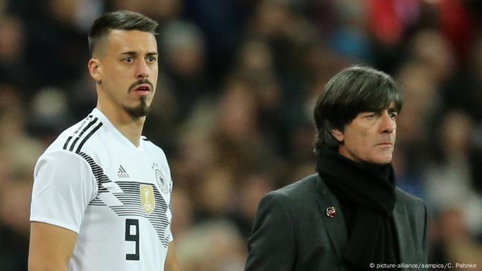 Sandro Wagner, son büyük kontratını yaptığı Çin'den pandeminin etkisiyle ülkesine döndükten sonra, Almanya'da oynayabileceği takımlar olmasına rağmen emekliliği tercih etti.