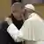 Der bisherige Bischof von Osorno, Juan Barros, und Papst Franziskus (Foto: picture-alliance/AP Photo/CTV)
