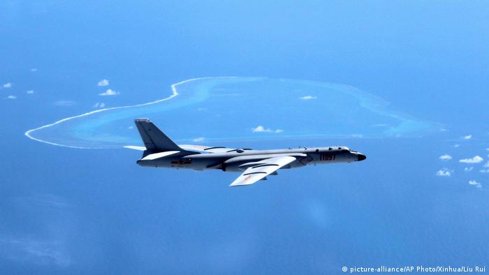 Бомбардувальник H6-K патрулює повітряний простір над Південнокитайським морем