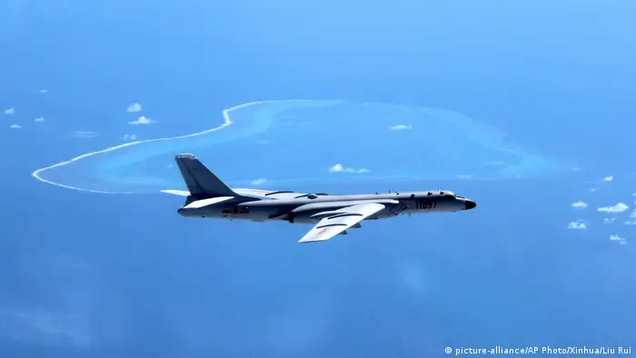 China Flugzeug fliegt auf dem Südchinesischen Meer