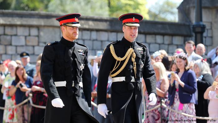 Принц Гаррі (ліворуч) і принц Вільям на вулицях Віндзора перед церемонією