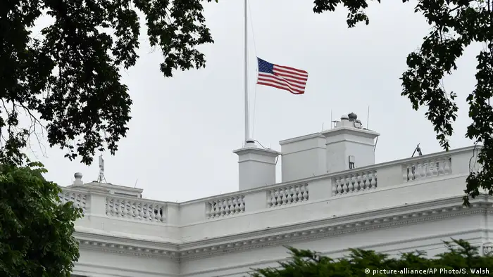 Washington Weißes Haus Flagge auf Halbmast