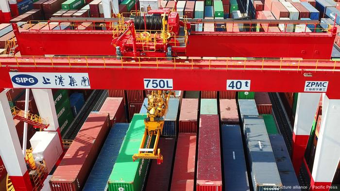 China: World's largest cargo port (picture alliance / Pacific Press)