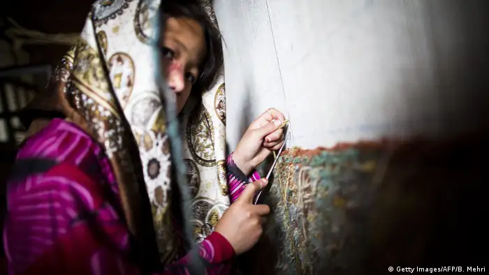 Afghanistan Kinderarbeit in einer Teppichfabrik (Getty Images/AFP/B. Mehri)