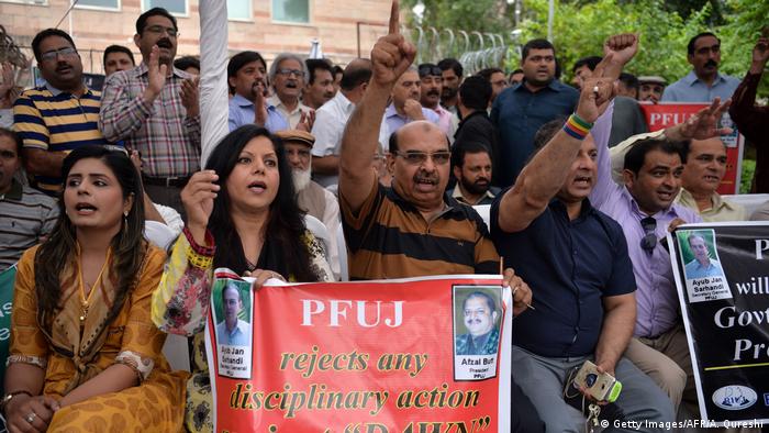 Pakistan Protest in Unterstützung für die Zeitung Dawn News (Getty Images/AFP/A. Qureshi)