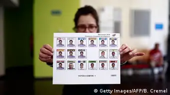 Spanien Venezolanerin zeigt Stimmzettel im Wahllokal in Madrid