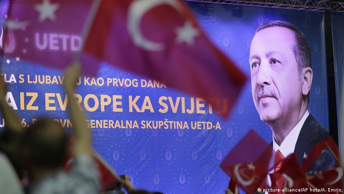 Ein - deutlich gestraffter - türkischer Präsident auf einem Wahlkampfplakat in Bosniens Hauptstadt Sarajevo (Foto: picture-alliance/AP hoto/A. Emric)