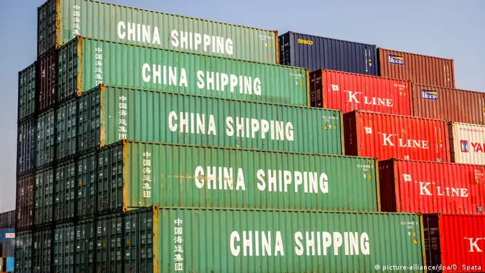 China Containerhafen in Shanghai (picture-alliance/dpa/O. Spata)