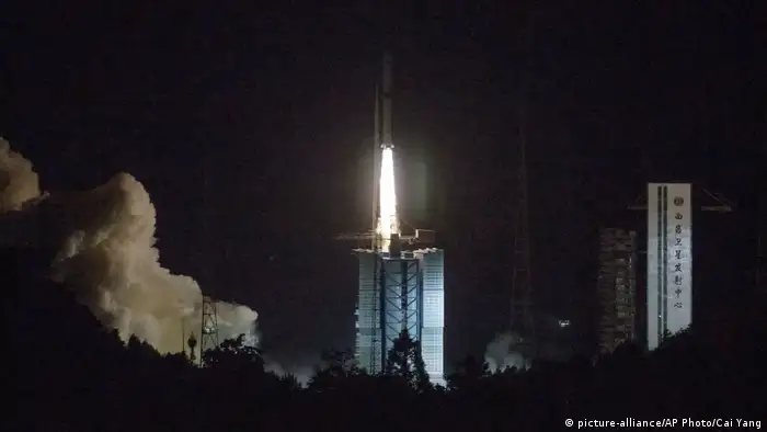 China startet Satelliten für Landung auf Rückseite des Mondes