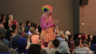 Hana Abu Jameh spielt den Clown für Kinder in Gaza