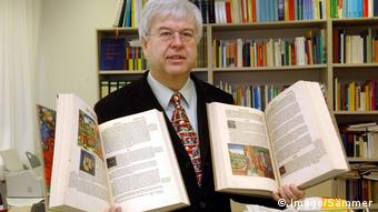 Провідний німецький дослідник біблій Гутенберга Штефан Фюссель з репродукціями перших друкованих книг в історії