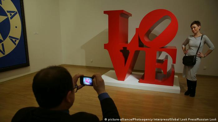 A woman poses before LOVE by Robert Indiana in Saint Petersburg (picture-alliance/Photoagency Interpress/Global Look Press/Russian Look).