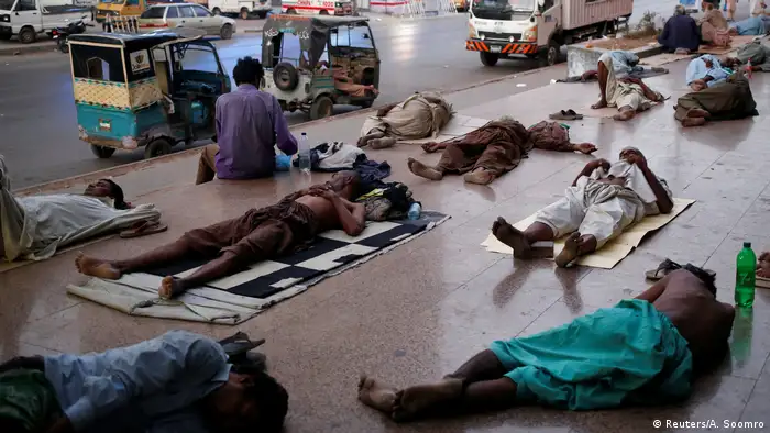 En mayo, las altas temperaturas no perdonaron en Karachi (Pakistán). La gente se vio forzada a dejar sus casas y dormir en las calles para escapar del calor. 