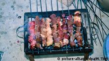 Weiniger als eine Stunde, nachdem das Schaf geschächtet worden ist, liegen Teile seines Fleisches bereits auf einem Grill und werden gebraten, aufgenommen 18.07.2001. Foto: Matthias Tödt | Verwendung weltweit
