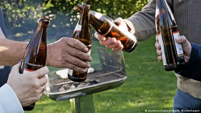 Grillen in Deutschland | Anstoßen mit Bier