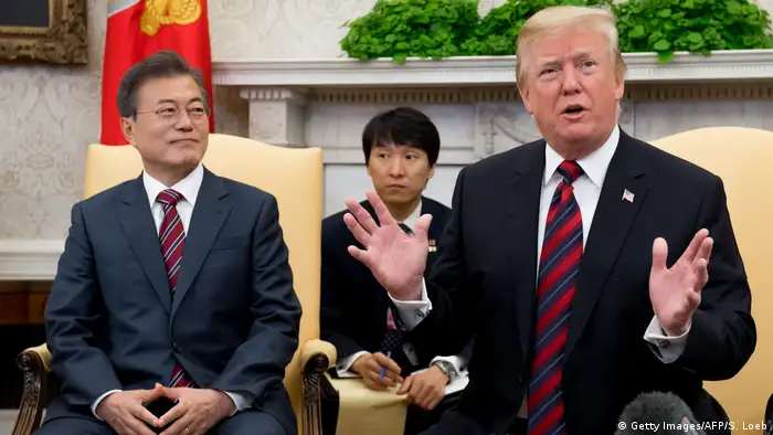 Trump und Moon Jae In Washington (Getty Images/AFP/S. Loeb)