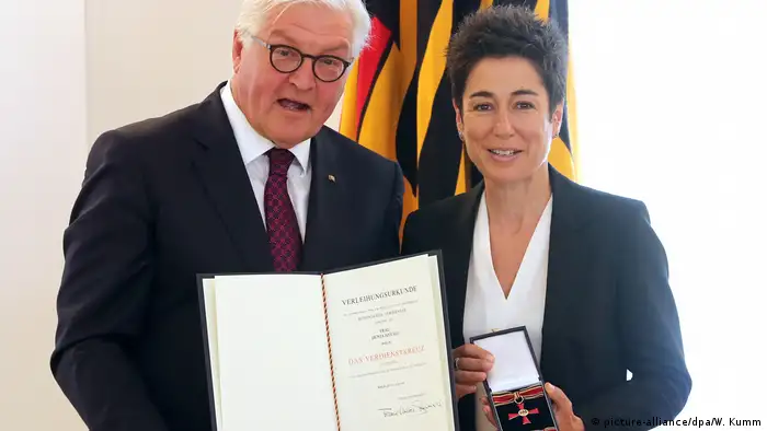 Bundespräsident Frank-Walter Steinmeier und Dunja Hayali bei der Verlehung des Verdienstordens