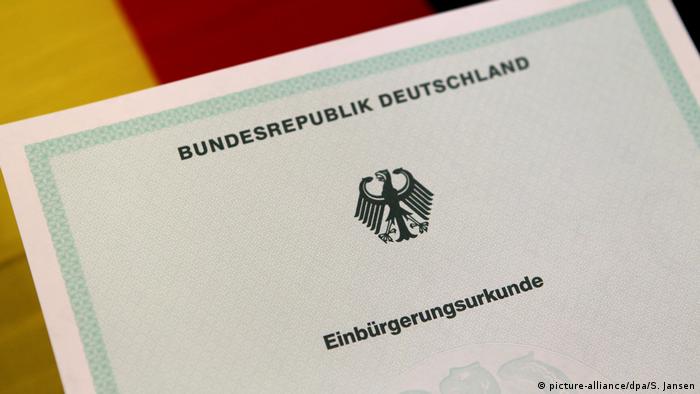 Die Einbürgerungsurkunde in Deutschland Einbürgerungsurkunde (Foto: picture-alliance)