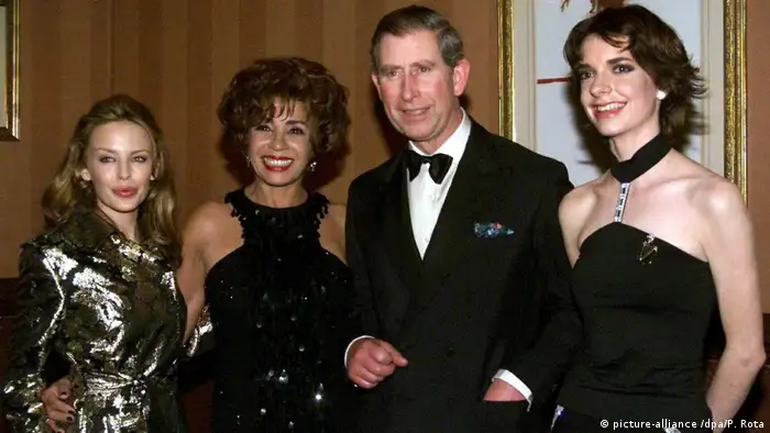 Prinz Charles posiert mit Kylie Minogue und Shirley Bassey bei der Variety Performance in London (picture-alliance /dpa/P. Rota)