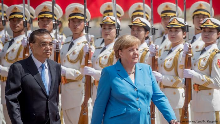 El primer ministro chino, Li Keqiang, y la canciller alemana, Angela Merkel, abogaron en Pekín por un acceso igualitario y recíproco de empresas de ambos países a sus mercados e insistieron en defender el libre comercio. (24.05.2018).
