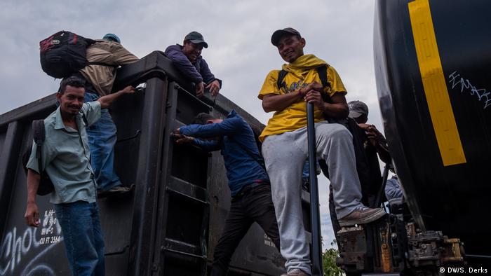 Inmigrantes en un tren en la frontera estadounidense.