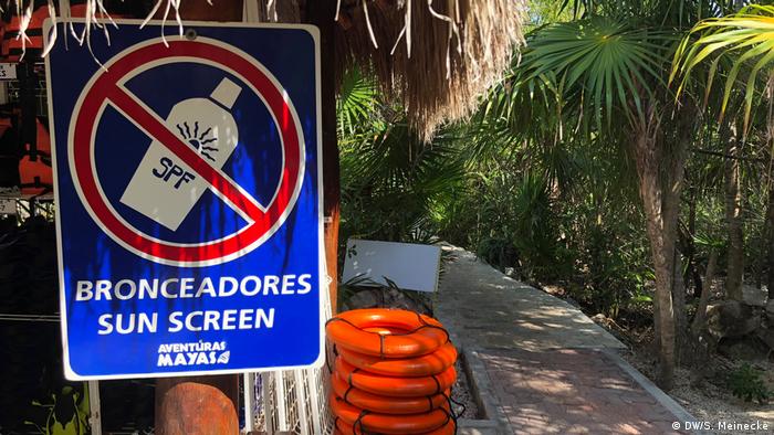 Sign in Spanish prohibiting sun screen from being worn (DW/S. Meinecke)