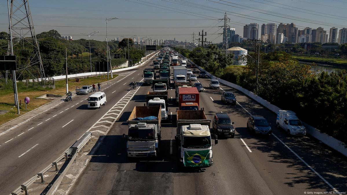 A imagem pode conter: atividades ao ar livre  Carros e caminhões, Imagens  de caminhão, Caminhões grandes