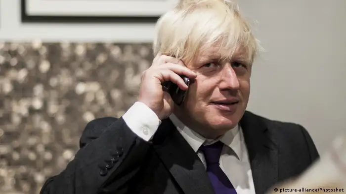 Boris Johnson on the phone (picture-alliance/Photoshot)