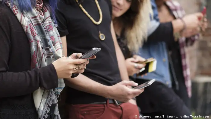 Symbolbild junge Menschen mit Smartphones