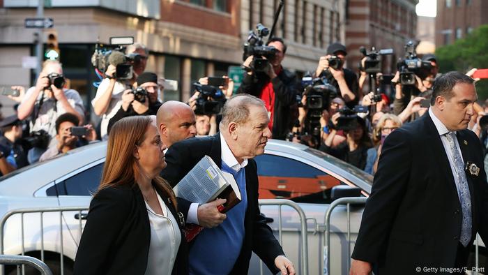 El productor de cine estadounidense Harvey Weinstein se entregó hoy en una comisaría de Policía de Nueva York tras ser acusado por varias mujeres de cometer abusos sexuales. La prensa estadounidenses habían informado previamente de que la fiscalía de Nueva York presentará hoy oficialmente cargos por abusos sexuales contra el productor, que lleva meses siendo investigado. (25.5.2018).