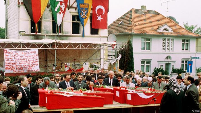 25 Jahre nach Solinger Brandanschlag (dpa)