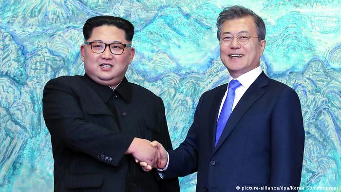 Kim Jong Un und Moon Jae In (picture-alliance/dpa/Korea Summit press)