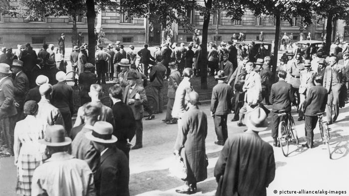 Berlin 1932, people gathered in a square