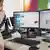 Žena pred monitorom računara, zapanjena