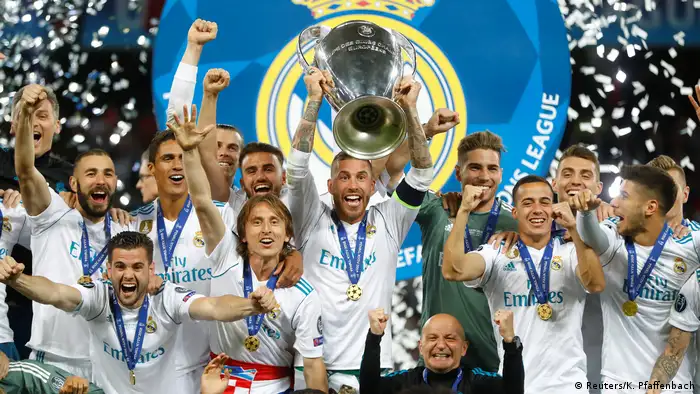 Die Spieler von Real Madrid mit dem Pokal der Champions League (Reuters/K. Pfaffenbach)