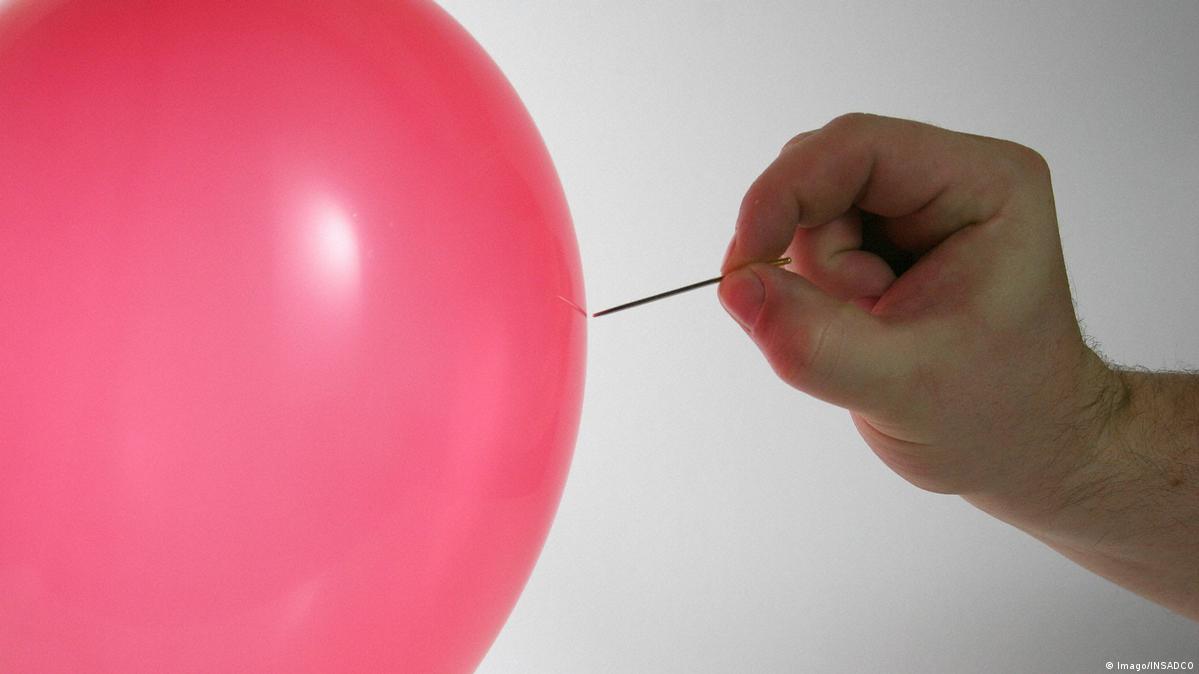 Почему шарики сдуваются. Лопающийся шар. Лопнувший воздушный шарик. Воздушный шар лопается. Воздушный шарик и игла.