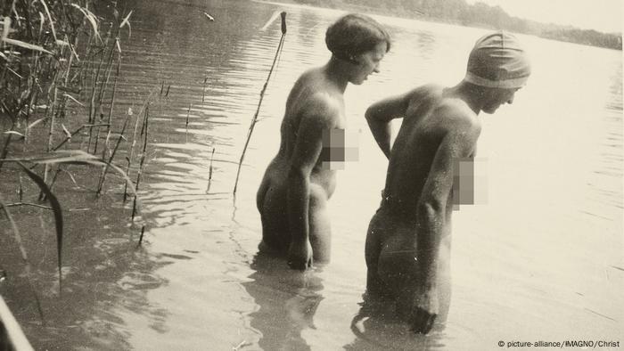 Zwei nackte Frauen am Chiemsee, 1933 (picture-alliance/IMAGNO/Christ) .