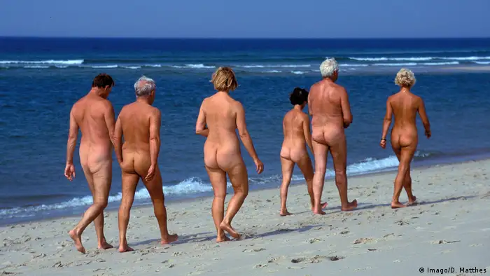 Eine Gruppe läuft nackt am Strand entlang. (Imago/D. Matthes)