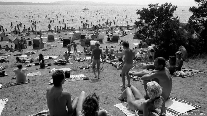 Nudisten liegen Mitte der 1980er Jahre am Müggelsee in Ost-Berlin. (picture-alliance/dpa/T. Uhlema)